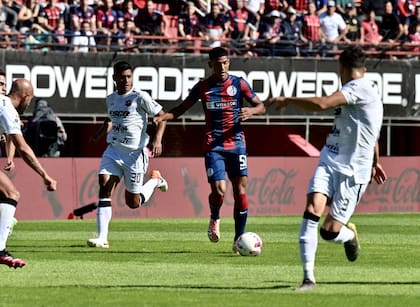 Una escena del primer tiempo entre San Lorenzo y Patronato, en el Nuevo Gasómetro