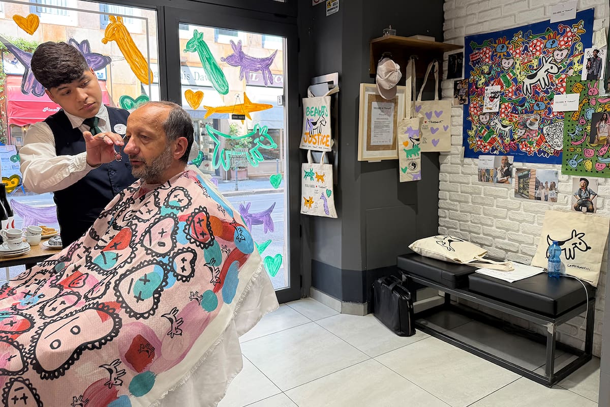 Una escena en la Piccola Barberia, de Milán, que el artista argentino Guillermo Tragant intervino con sus diseños clásicos de animales durante la Semana del Diseño en esa ciudad