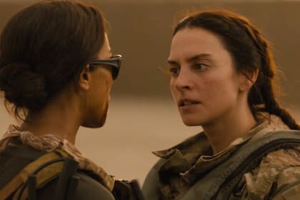 Una escena entre Joe (Zoe Saldaña) y Josie (Génesis Rodríguez) en la segunda temporada que muestra al escuadrón de agentes mujeres de la CIA Lioness