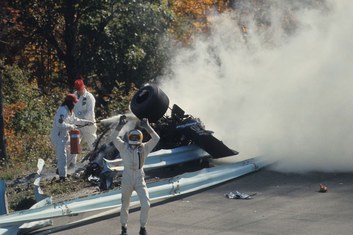 Una escena escalofriante: Jody Scheckter desesperado tras ver el cuerpo seccionado de François Cevert, que murió en un accidente durante los ensayos para el GP de Estados Unidos, en Watkins Glen