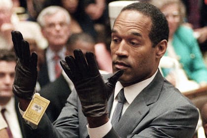 Una escena famosa del juicio de O.J. Simpson: cuando se probó un par de guantes iguales a los que habría usado en los asesinatos