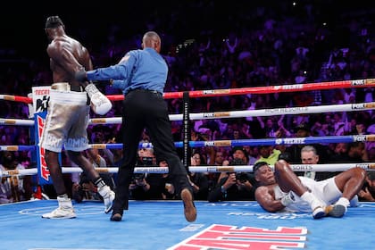 Una escena habitual: los rivales de Wilder en el piso, como Luis Ortiz, en su última pelea