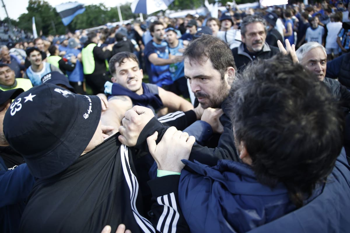 Una escena inhabitual: simpatizantes de CASI y SIC se toman a golpes luego del superclásico del rugby, que esta vez fue una semifinal del Top 12 de URBA.