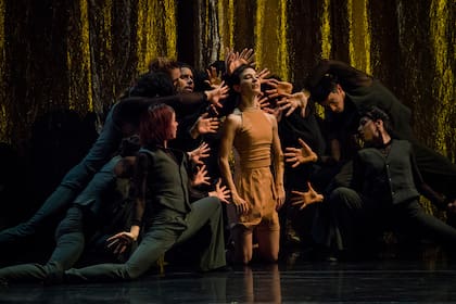 Una escena (Manuela Suárez Poch, en el centro) de una sucesión de cuadros que componen esta obra de gran potencia visual