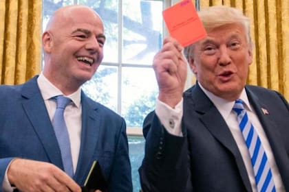 Una escena simbólicamente demoledora: Donald Trump con Gianni Infantino en el Despacho Oval, la tarde en que les sacó la tarjeta roja a los medios