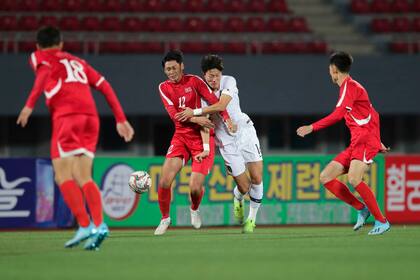 Una escena sin público de los dos seleccionados coreanos