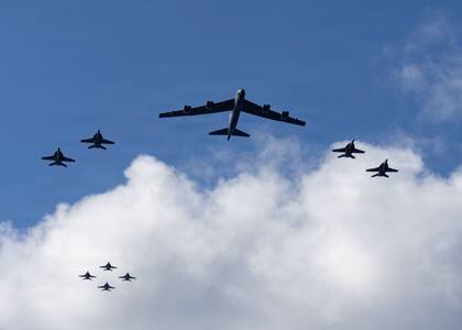 Una escolta de honor presidida por un bombardero nuclear B-52