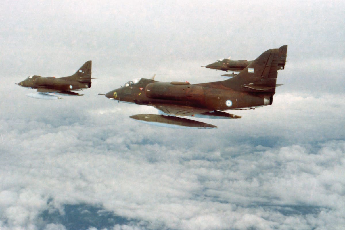 Una escuadrilla de Skyhawks A-4B pertenecientes al Grupo 5 de Caza patrulla los cielos del Atlántico Sur en busca del Hércules reabastecedor. (Vicecomodoro Raúl Humberto Paz).