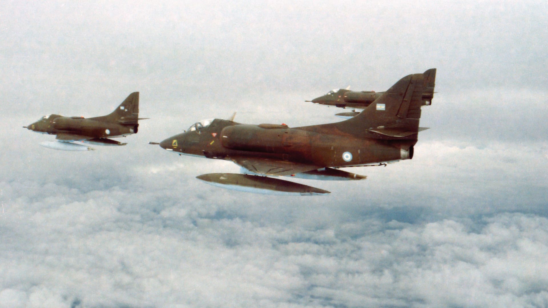 Una escuadrilla de Skyhawks A-4B pertenecientes al Grupo 5 de Caza patrulla los cielos del Atlántico Sur en busca del Hércules reabastecedor. (Vicecomodoro Raúl Humberto Paz).