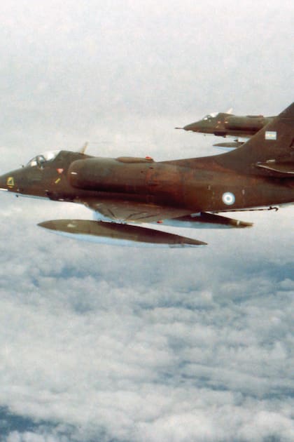 Una escuadrilla de Skyhawks A-4B pertenecientes al Grupo 5 de Caza patrulla  los cielos del Atlántico Sur en busca del Hércules reabastecedor.  (Vicecomodoro Raúl Humberto Paz).