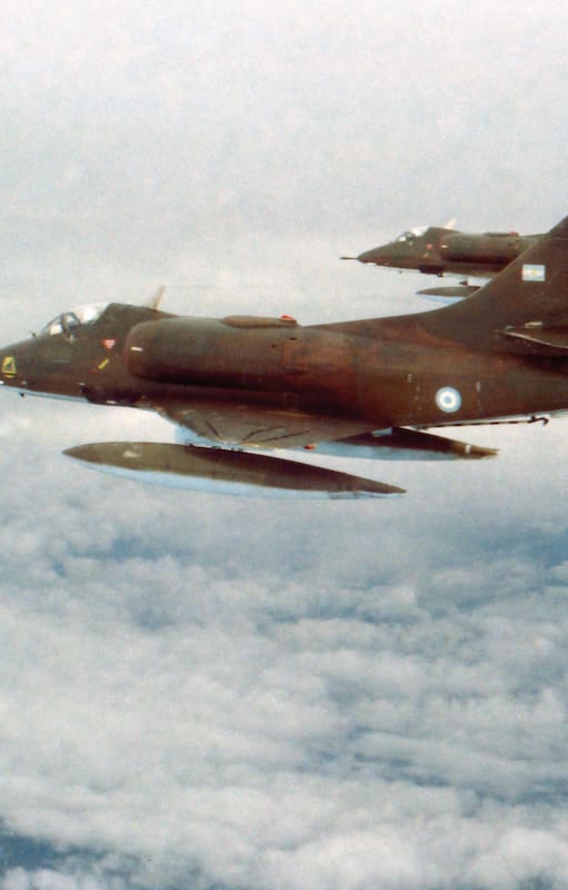 Una escuadrilla de Skyhawks A-4B pertenecientes al Grupo 5 de Caza patrulla los cielos del Atlántico Sur en busca del Hércules reabastecedor. (Vicecomodoro Raúl Humberto Paz).