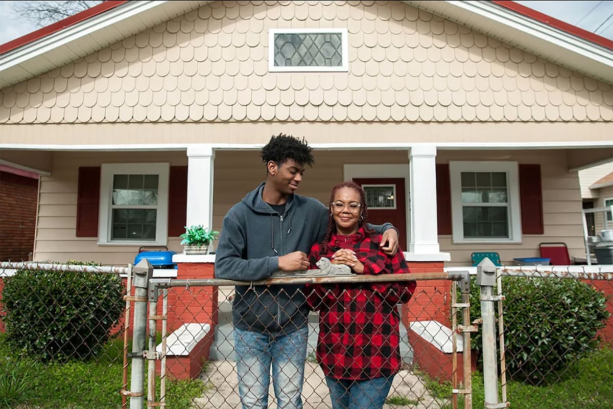 Una escuela de Alabama encontró una solución para evitar la deserción escolar en jóvenes de los últimos años y el problema habitacional en sus familias
