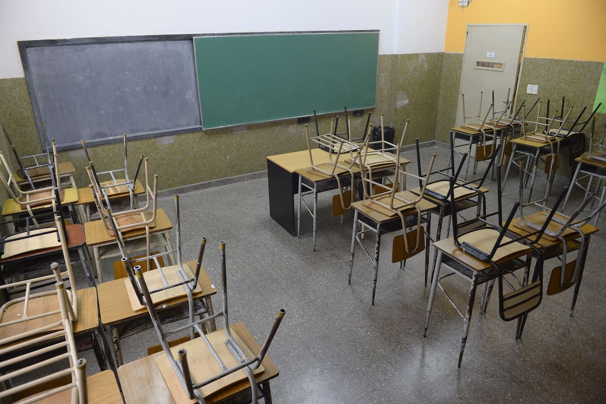Una escuela de Caballito con sus aulas vacías
