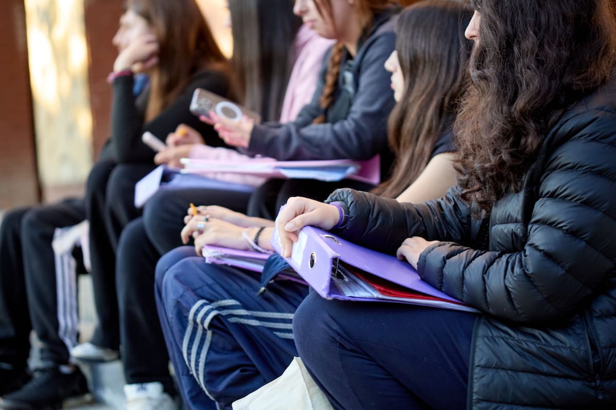 Una escuela de Mendoza donde se estableció un protocolo preventivo que restringe el ingreso con mochilas y refuerza los controles para garantizar la seguridad de la comunidad educativa