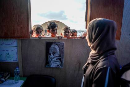 Una escuela improvisada en un campamento para palestinos desplazados en Deir El-Balah, en la franja central de Gaza (Archivo)