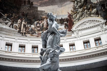 Una escultura de cera del artista suizo Urs Fischer, que emula El Rapto de las Sabinas de Florencia y se fundirá poco a poco, ocupa el espacio central de la Bolsa de Comercio