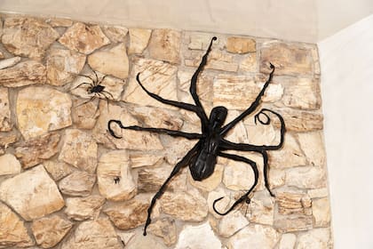 Una escultura de Louise Bourgeois, “Araña IV” (1996), colgada sobre la chimenea en la sala del coleccionista.