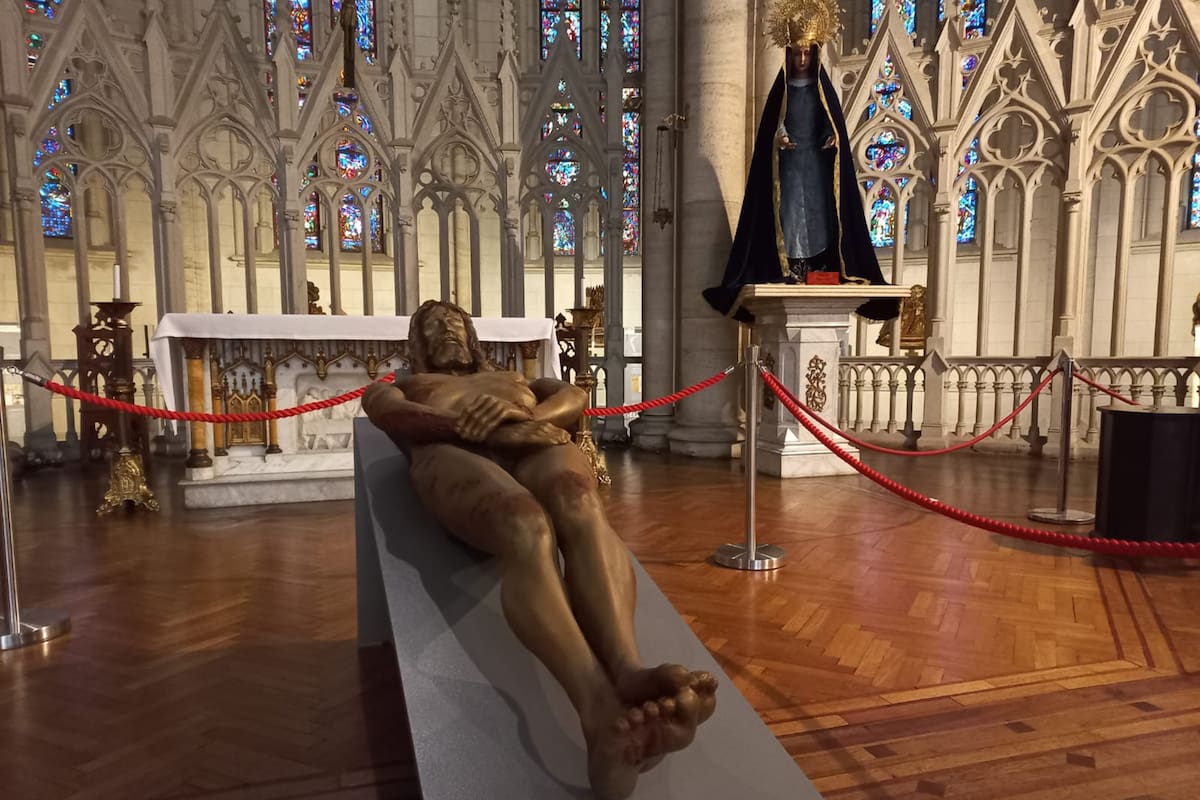 Una escultura de tamaño natural, en la muestra sobre el Santo Sudario en la Catedral porteña