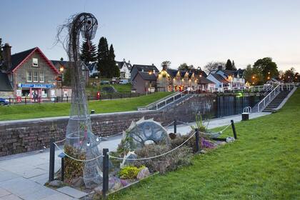Una escultura del monstruo en el pueblo de Loch Ness, en Escocia