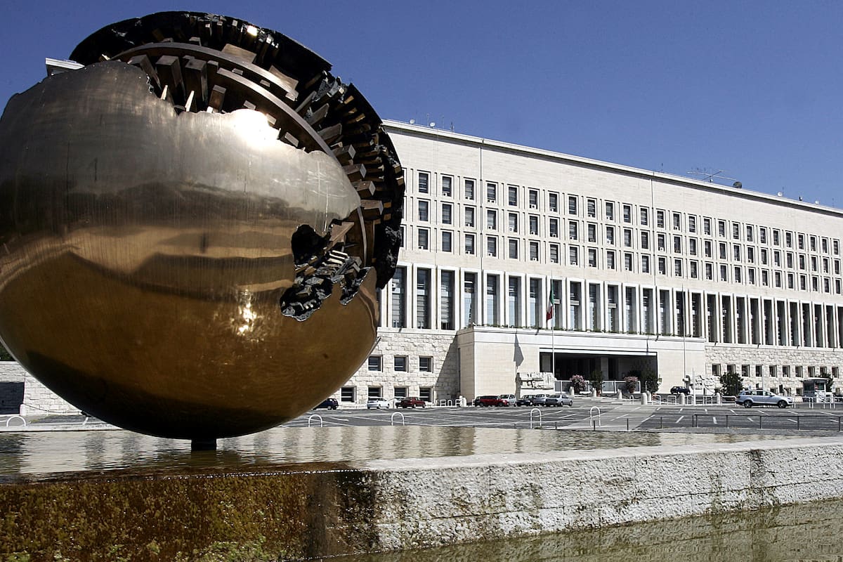 Una escultura esférica de bronce del artista italiano Arnaldo Pomodoro exhibida afuera del edificio Farnesina del Ministerio de Asuntos Exteriores italiano, en Roma