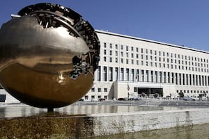 Una escultura esférica de bronce del artista italiano Arnaldo Pomodoro exhibida afuera del edificio Farnesina del Ministerio de Asuntos Exteriores italiano, en Roma