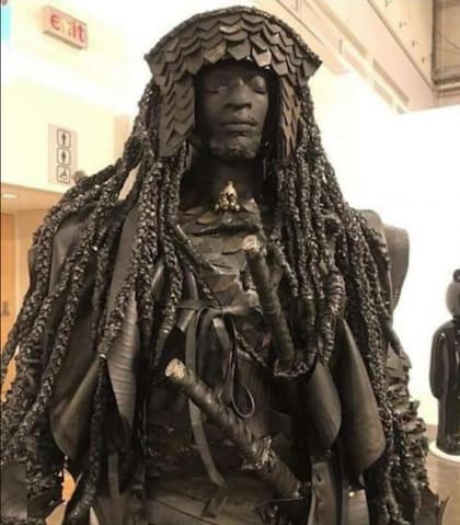 Una escultura moderna adapta la figura de Yasuke, el samurái africano.