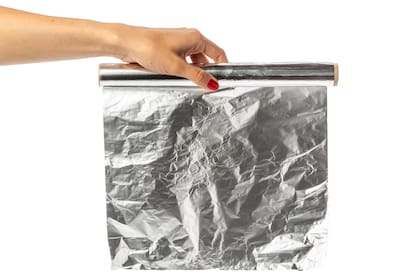 Una esfera compacta de papel aluminio actúa como limpiador mecánico sobre las superficies de las ventanas