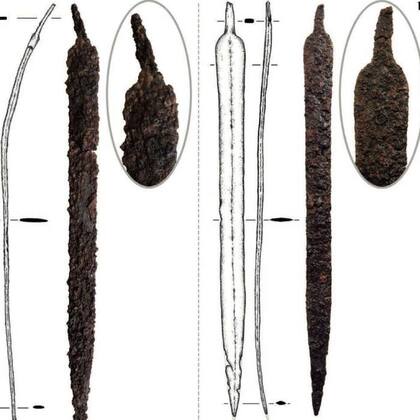 Una espada hallada en la excavación tiene una torcedura que tomó por estar apoyada cientos de años contra una pared de la localidad