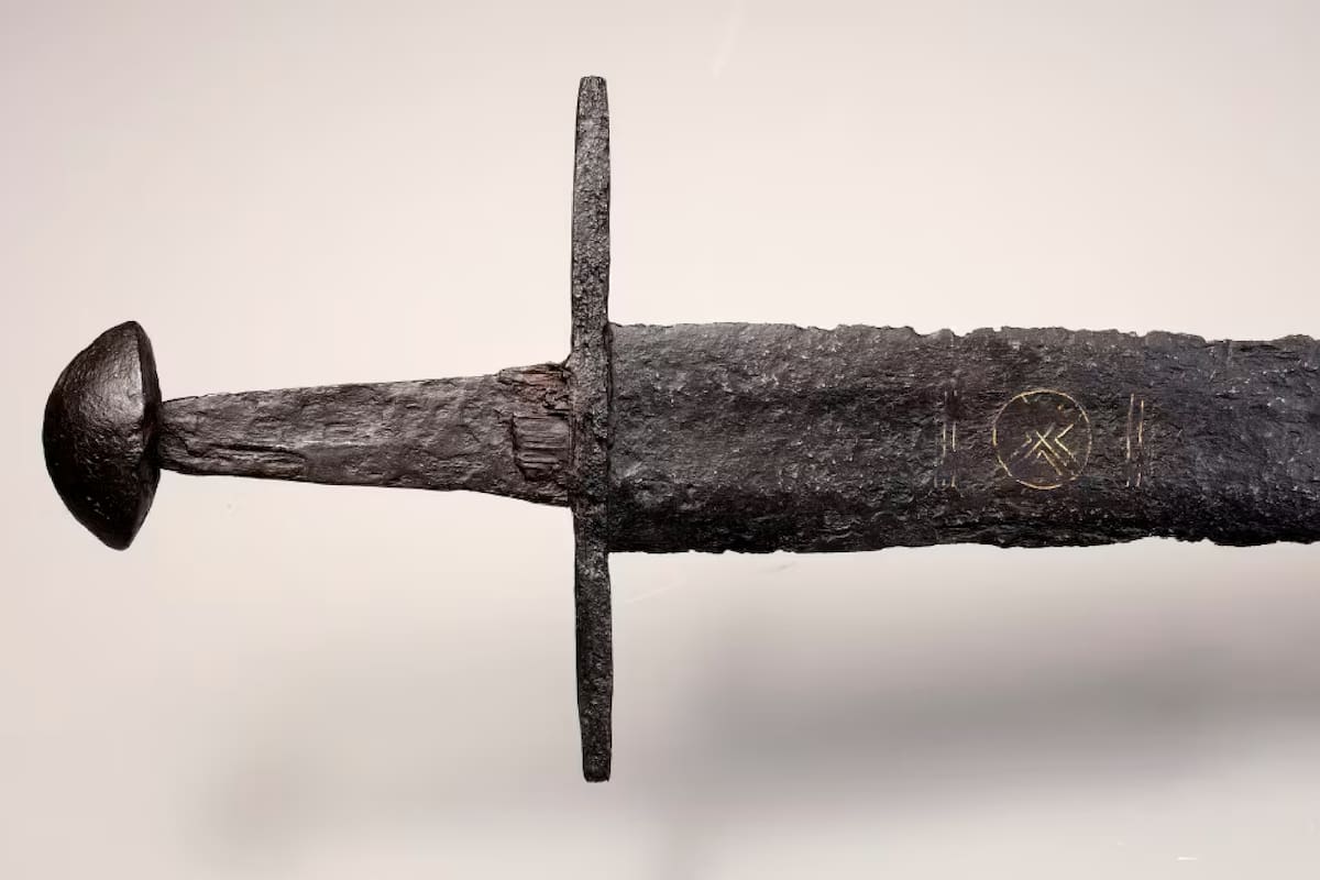 Una espada medieval que fue encontrada por trabajadores durante labores de limpieza en un río, fue exhibida recientemente en un museo de los Países Bajos