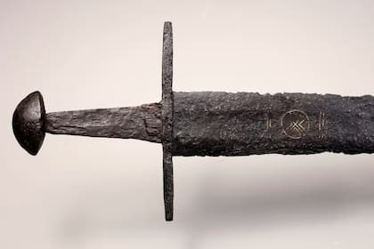 Una espada medieval que fue encontrada por trabajadores durante labores de limpieza en un río, fue exhibida recientemente en un museo de los Países Bajos