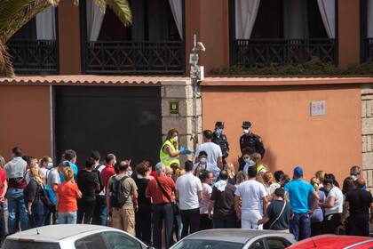 Una especialista da instrucciones frente al Costa Adeje Palace Hotel