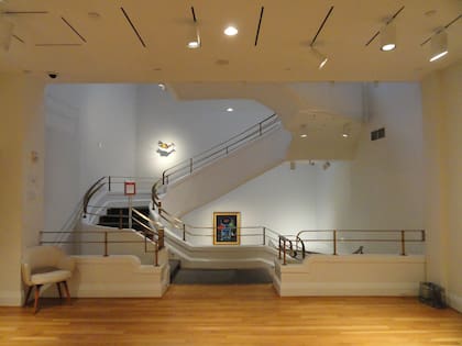 Una espectacular escalera inspiró la muestra de Marley Dawson, con esculturas cinéticas que acentúan su configuración en espiral. La exposición "Intersections" es parte de las propuestas por el centenarios de la Phillips Collection