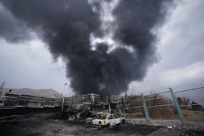 Una espesa columna de humo se levanta en una instalación de almacenamiento de petróleo alcanzada por un ataque de Estados Unidos e Israel en Teherán, Irán
