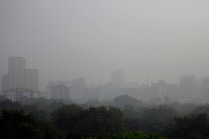 Una espesa neblina gris envolvió la capital de India la contaminación golpea niveles peligrosos.