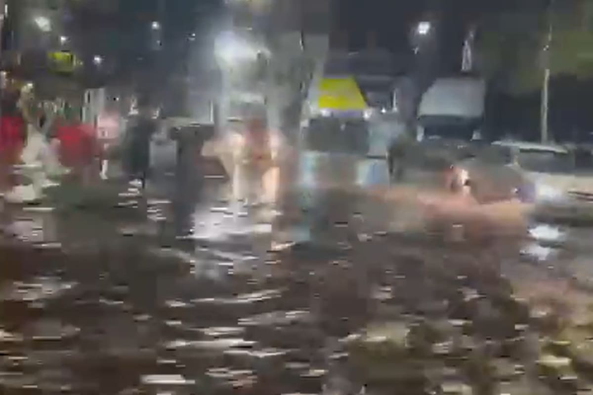 Una esquina de la capital bonaerense completamente anegada