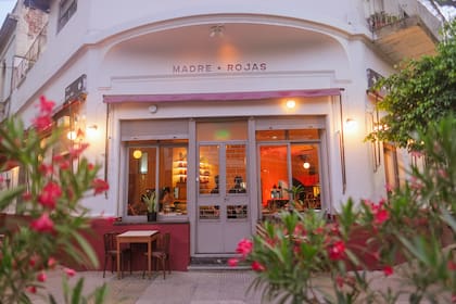 Una esquina tranquila y muy accesible aloja a Madre Rojas.