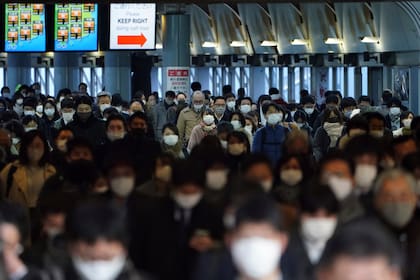 Una estación abarrotada de pasajeros con mascarillas durante 2021, en Tokio, Japón
