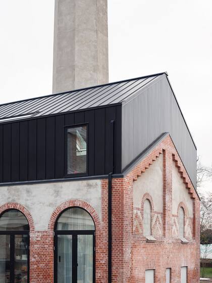 Una estación de bombeo de agua con una gran chimenea es otro de los edificios abandonados y transformado en micro hotel