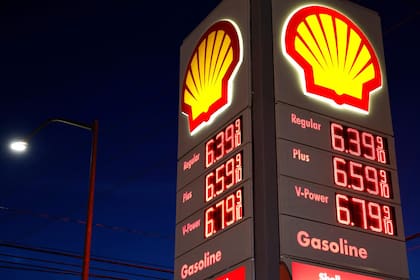 Una estación de servicio Shell en Burbank, California