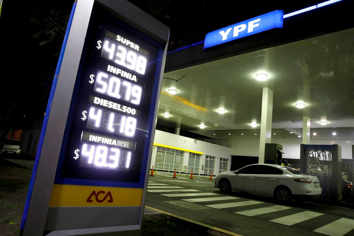 Una estación de YPF en Av. del Libertador y Corrientes (Olivos), con los nuevos precios
