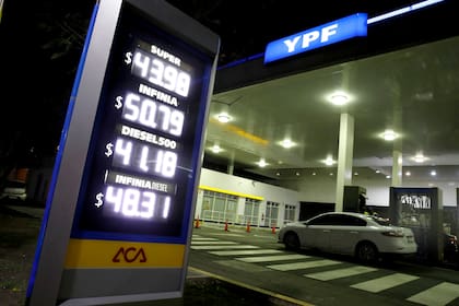 Una estación de YPF en Av. del Libertador y Corrientes (Olivos), con los nuevos precios