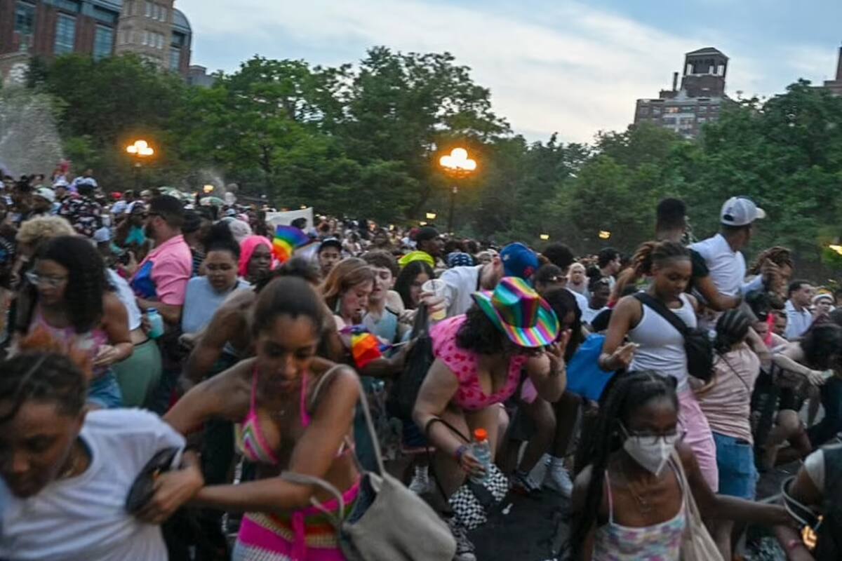 Una estampida se produjo en el desfile por el día del Orgullo en Nueva York Luego de que los participantes confundiesen fuegos artificiales con disparos