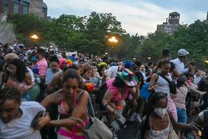 Una estampida se produjo en el desfile por el día del Orgullo en Nueva York Luego de que los participantes confundiesen fuegos artificiales con disparos