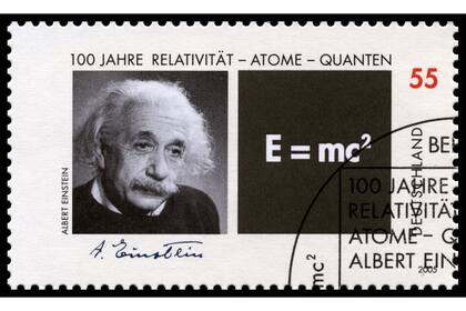 Una estampilla del servicio postal alemán de 2005, cuando se celebraban 100 años del Annus Mirabilis de Einstein. A la derecha, su célebre ecuación de equivalencia entre la masa y la energía, que encierra a la vez las claves de la destrucción y de cómo funciona el universo