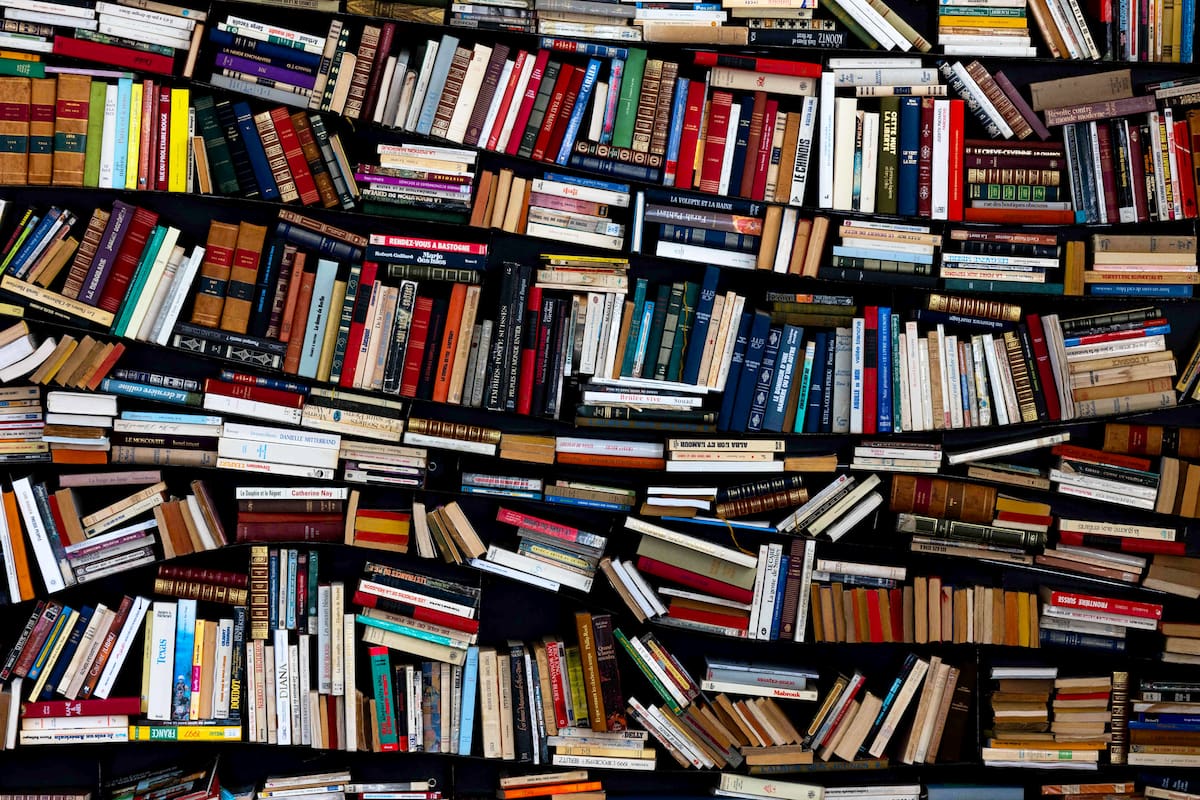Una estantería con libros