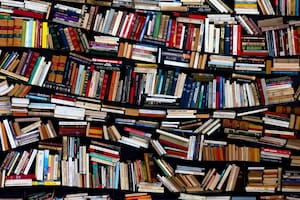 Una estantería con libros