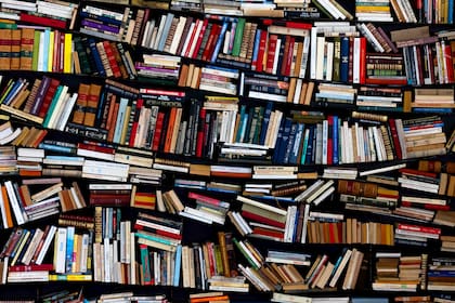 Una estantería con libros