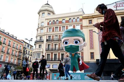 Una estatua de 6 metros de un "Supertrabajador de la salud", en Madrid, para homenajear a los héroes que luchan contra el coronavirus