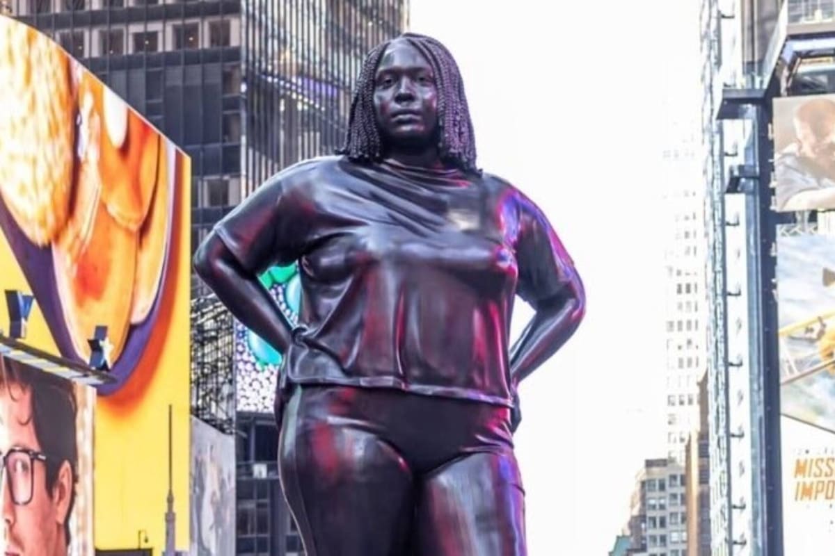 Una estatua de bronce gigante revoluciona el Times Square.