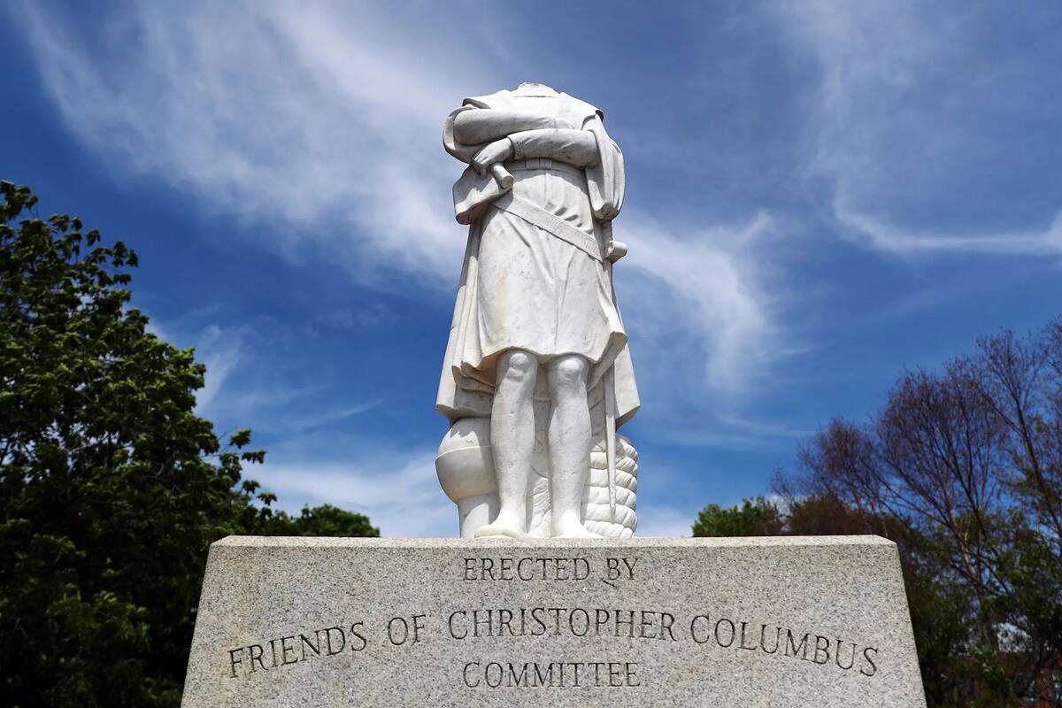 Una estatua de Colón en Boston fue decapitada en 2020 en medio de protestas por la justicia racial en todo el país; reparada, ahora se encuentra ahora en el jardín de una iglesia católica cercana